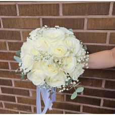 Букет невесты с белыми розами и гипсофилой 