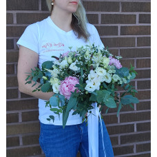 Букет невесты с пионами и эустомой