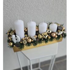 Adventes kompozīcija zelta toņos Adventes kompozīcija zelta toņos