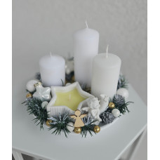 Adventes kompozīcija baltos/zelta/sudraba toņos uz paplātes Adventes kompozīcija baltos/zelta/sudraba toņos uz paplātes