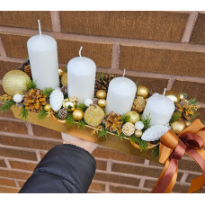 Advent composition in golden tones