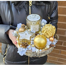 Adventes kompozīcija zelta toņos uz koka ripas Adventes kompozīcija zelta toņos uz koka ripas