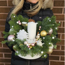 Adventes kompozīcija ar putniņu keramiskā podā Adventes kompozīcija ar putniņu keramiskā podā