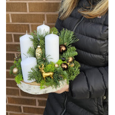 Adventes kompozīcija uz koka ripas ar briedi Adventes kompozīcija uz koka ripas ar briedi