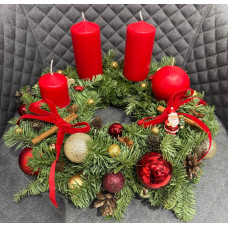 Adventes vainags sarkanos/zelta toņos