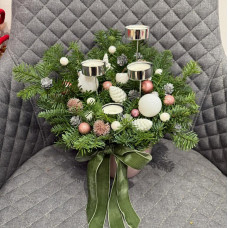 Рождественская композиция в розовом горшочке