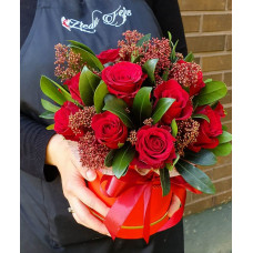 Flower box - Red roses and skimia