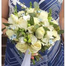 Bridal bouquet with roses in white tones