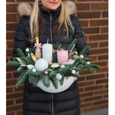 Adventes kompozīcija rozā toņos podā