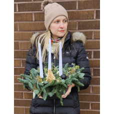 Adventes kompozīcija ar zelta egli podā Adventes kompozīcija ar zelta egli podā