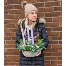 Adventes kompozīcija ar briedi keramiskā podā Adventes kompozīcija ar briedi keramiskā podā