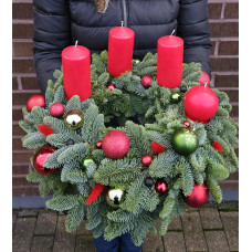 Adventes vainags sarkanos/ zaļos toņos ar sarkanām svecēm Adventes vainags sarkanos/ zaļos toņos ar sarkanām svecēm