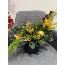 Ziemassvētku kompozīcija podiņā ar zelta briedi