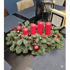 Adventes kompozīcija sarkanos/zaļos toņos